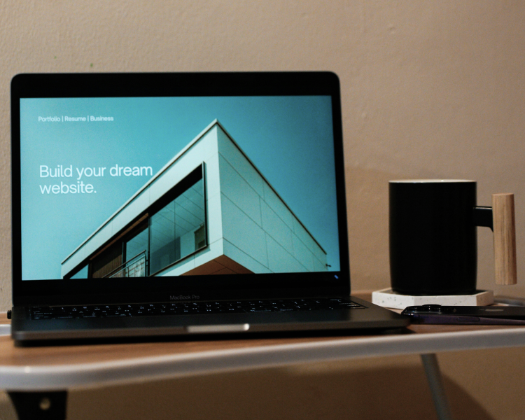 モニターに表示されたWebサイトのデザイン画面